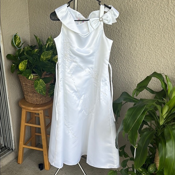 Charming White Kids Formal Dress with Bow Accent - Picture 1 of 16
